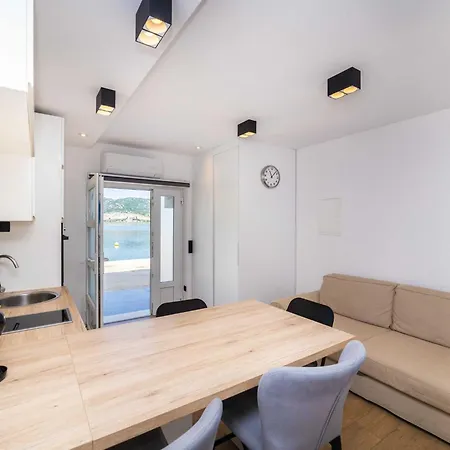 Ema - With Sea View Apartment Rogotin