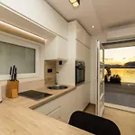 Ema - With Sea View شقة *