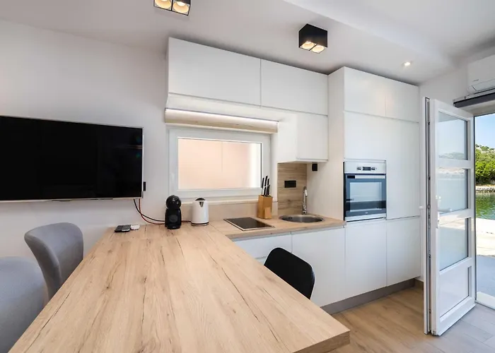 Ema - With Sea View Apartment